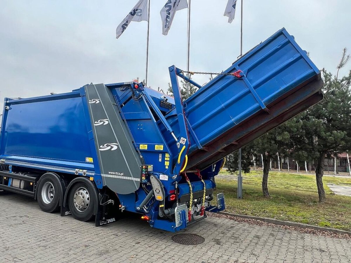 smieciarka-z-urzadzeniem-bramowym-11