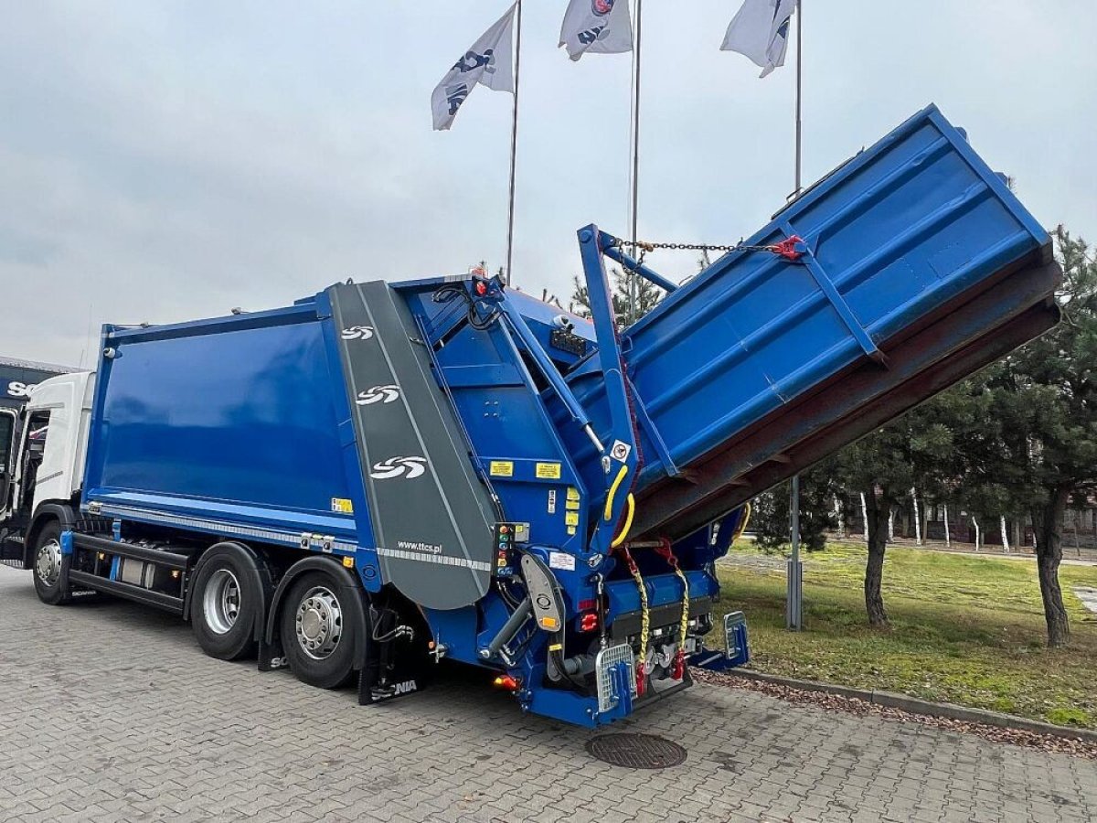 smieciarka-z-urzadzeniem-bramowym-12