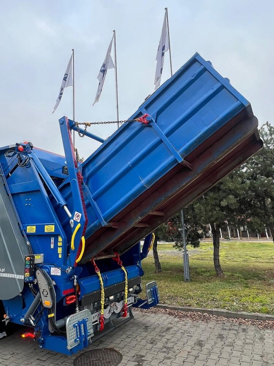 smieciarka-z-urzadzeniem-bramowym-13