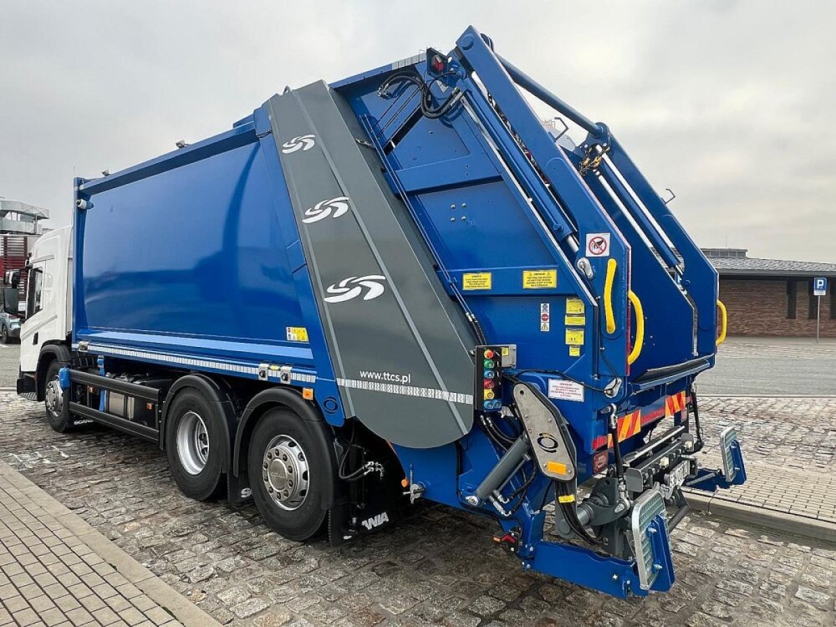 smieciarka-z-urzadzeniem-bramowym-15