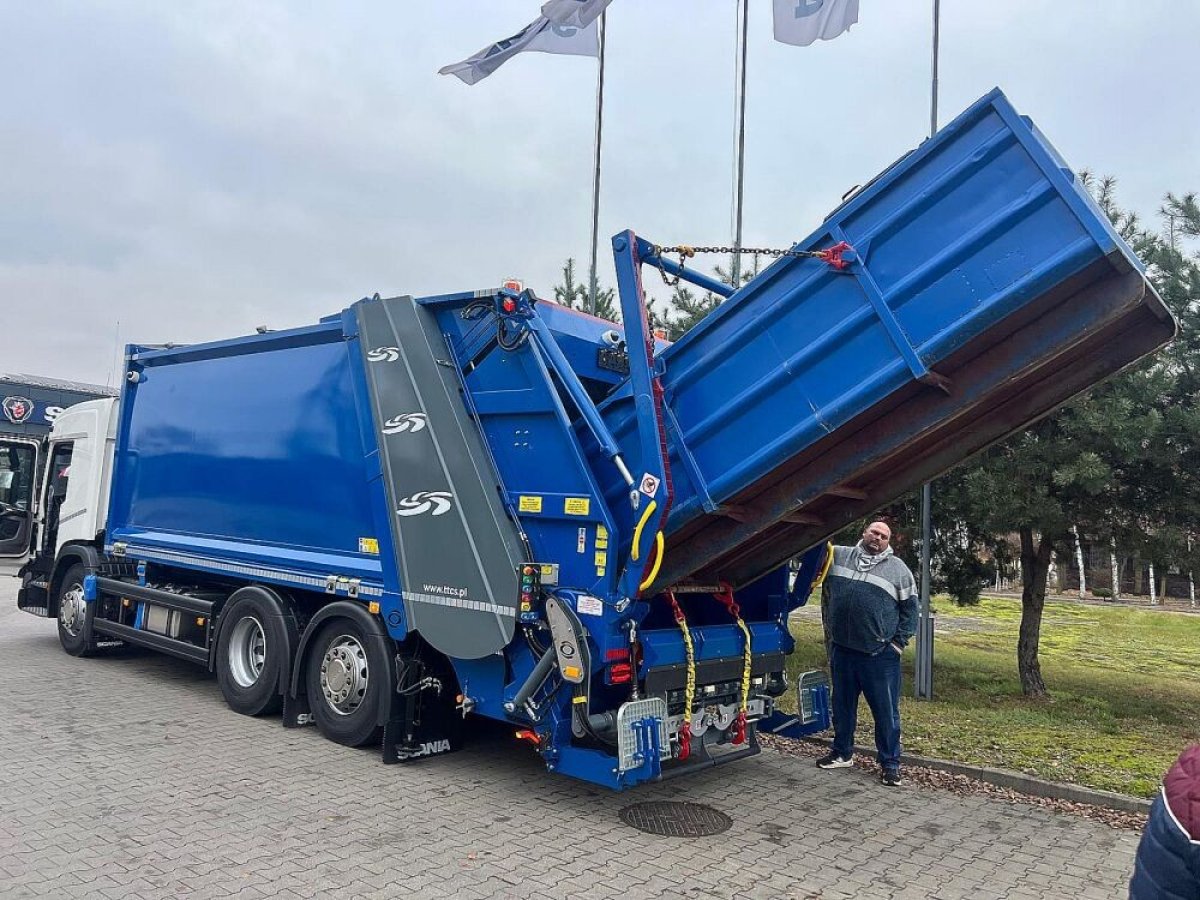 smieciarka-z-urzadzeniem-bramowym-9