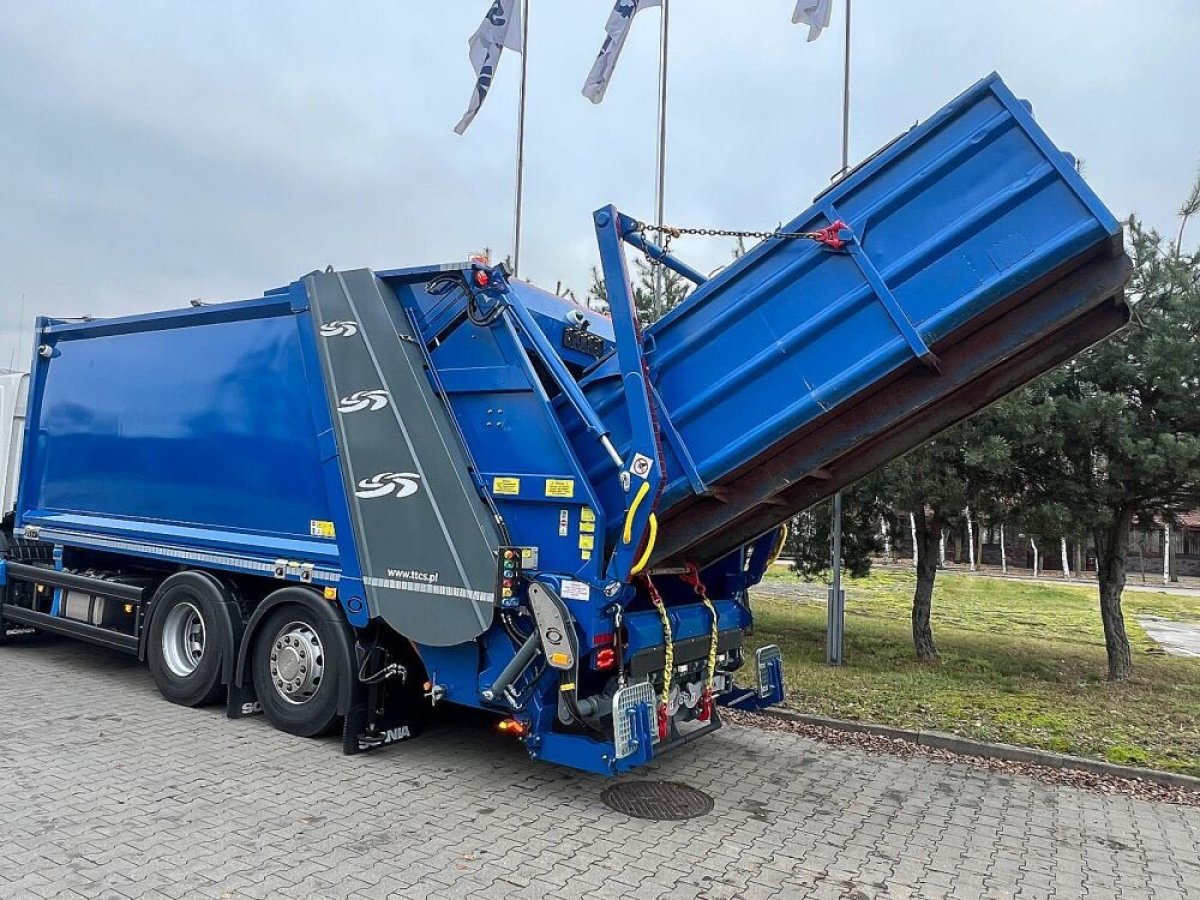 smieciarka-z-urzadzeniem-bramowym-10