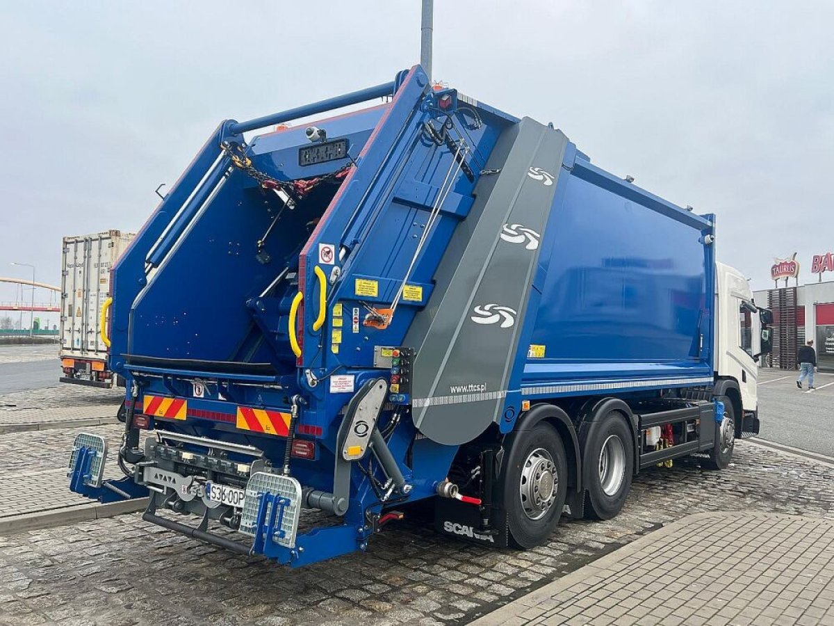 smieciarka-z-urzadzeniem-bramowym-1