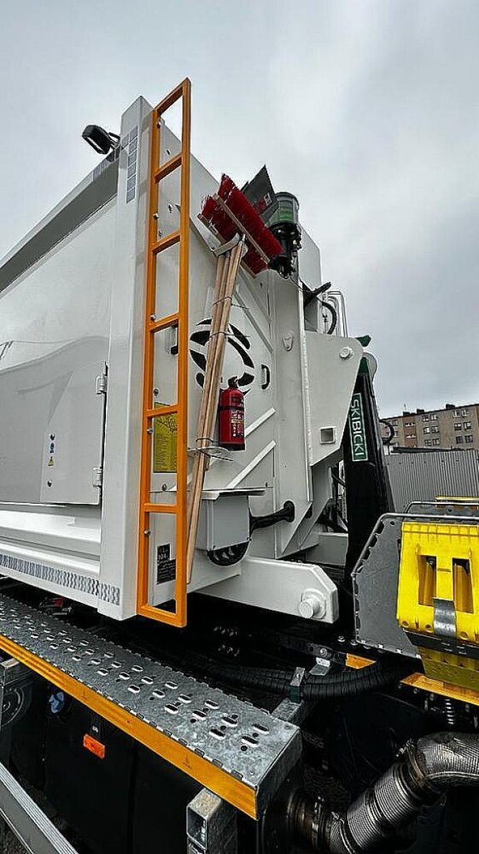 smieciarka-z-urzadzeniem-hakowym-2