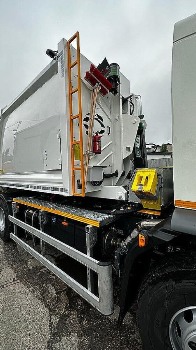 smieciarka-z-urzadzeniem-hakowym-4