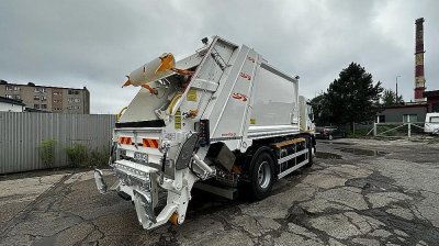 smieciarka-z-urzadzeniem-hakowym-1